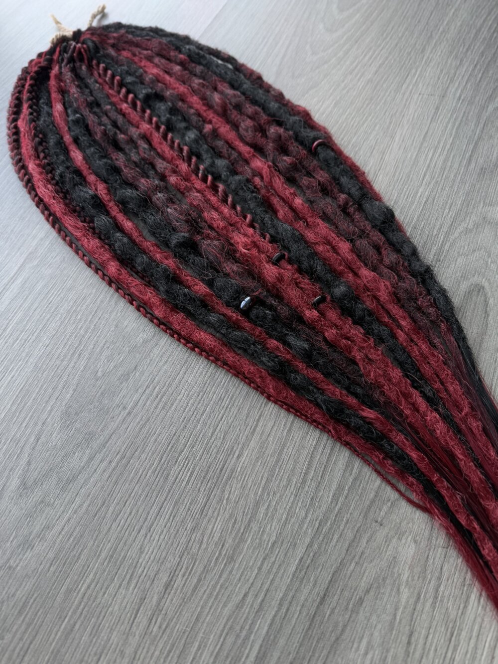 MINI zestaw dredloków „Czerń z czerwienią”