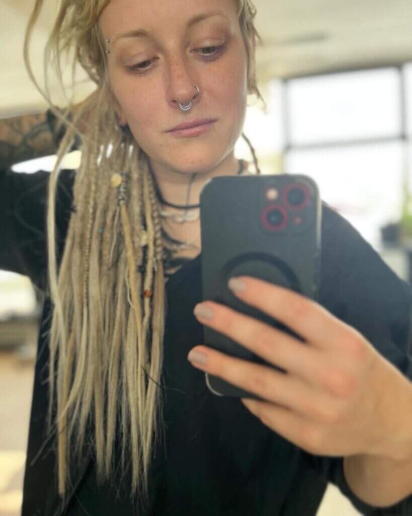 Klientka z jasnymi dredami, selfie w lustrze