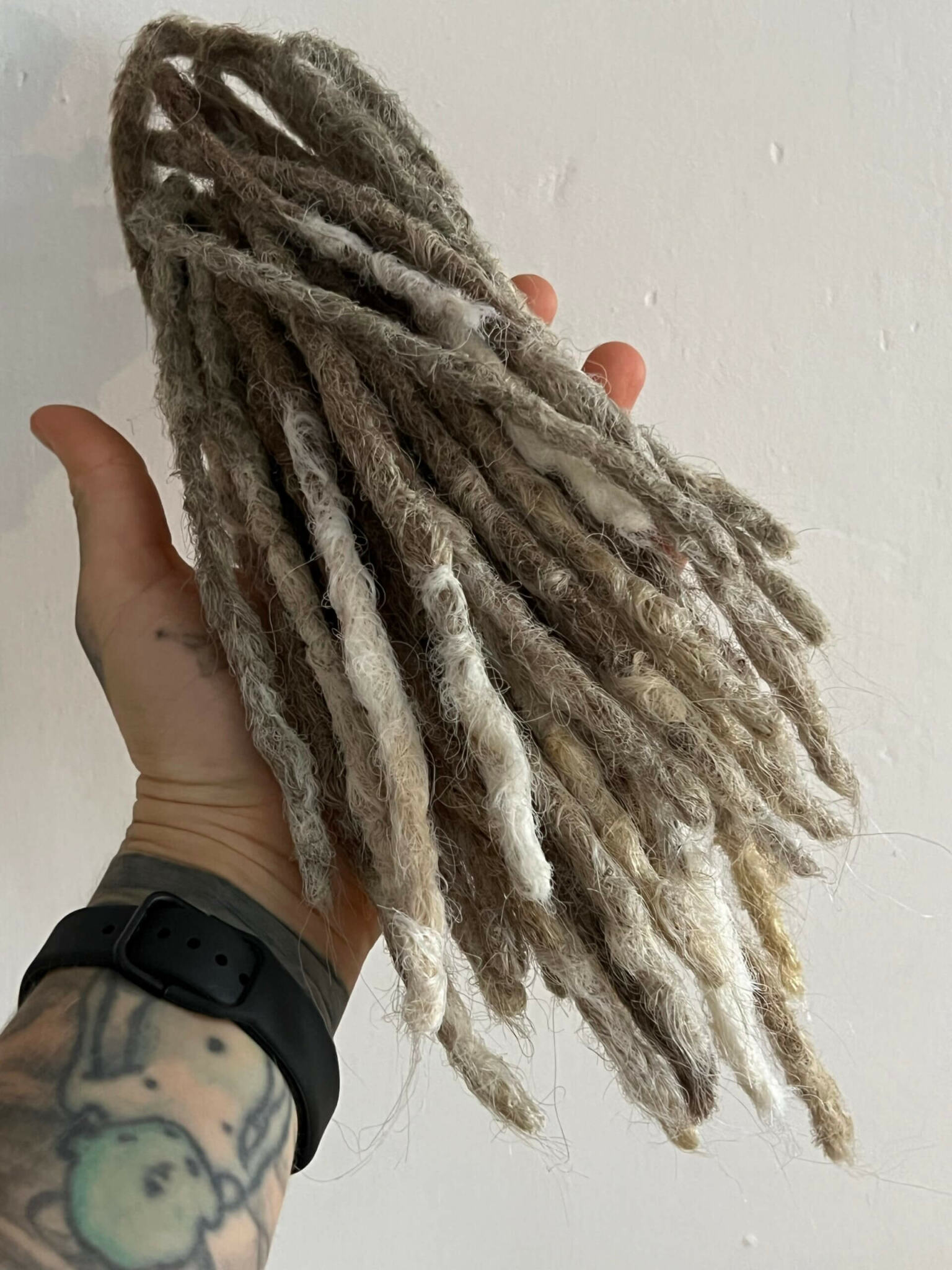 Krótkie dredloki raperskie TOPKNOT OMBRE, zestaw w dłoni
