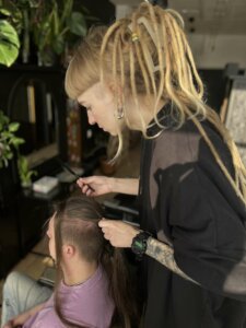 Stylistka FREAK SALON zakłada dredy klientowi