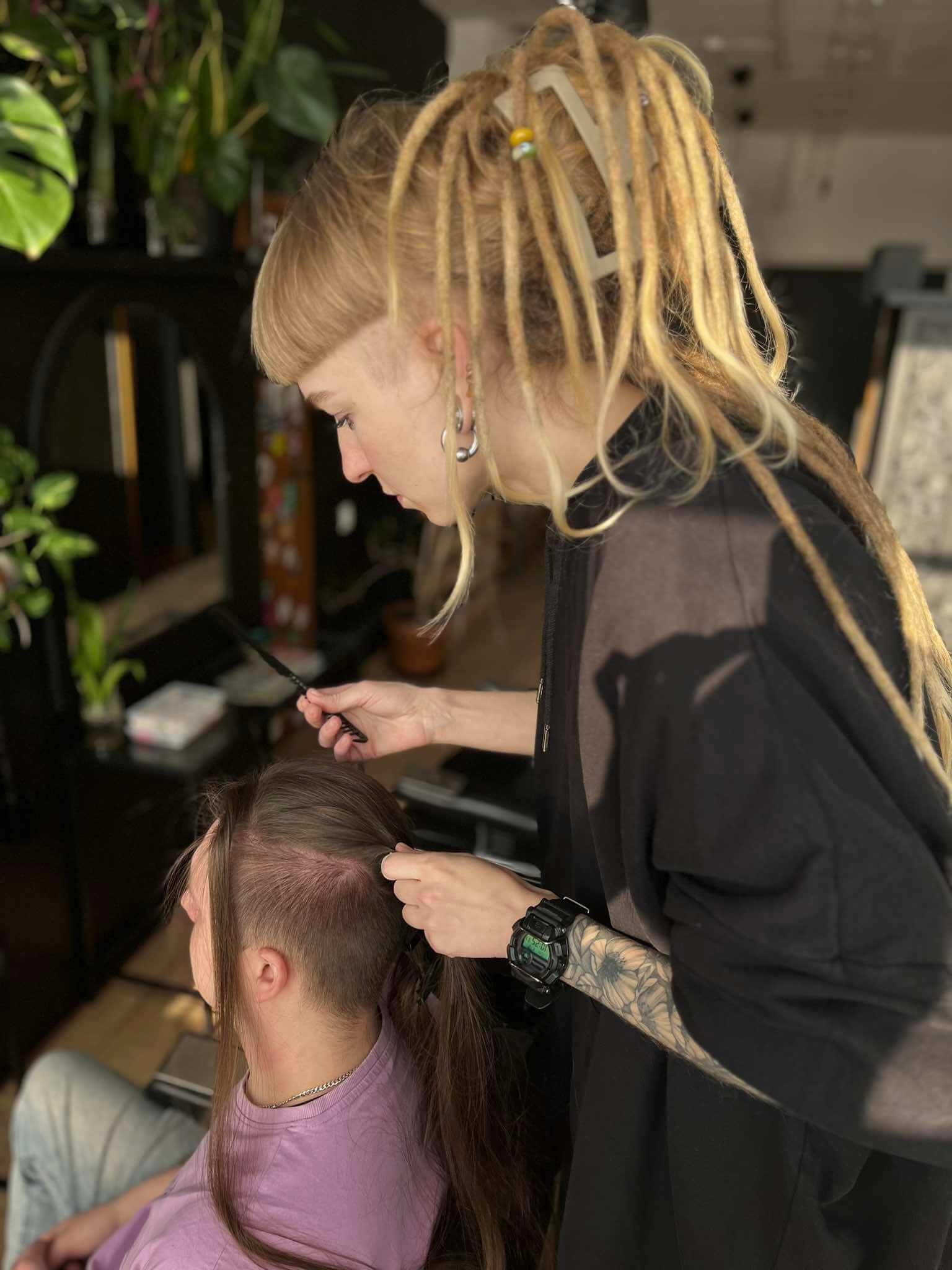 Stylistka FREAK SALON zakłada dredy klientowi