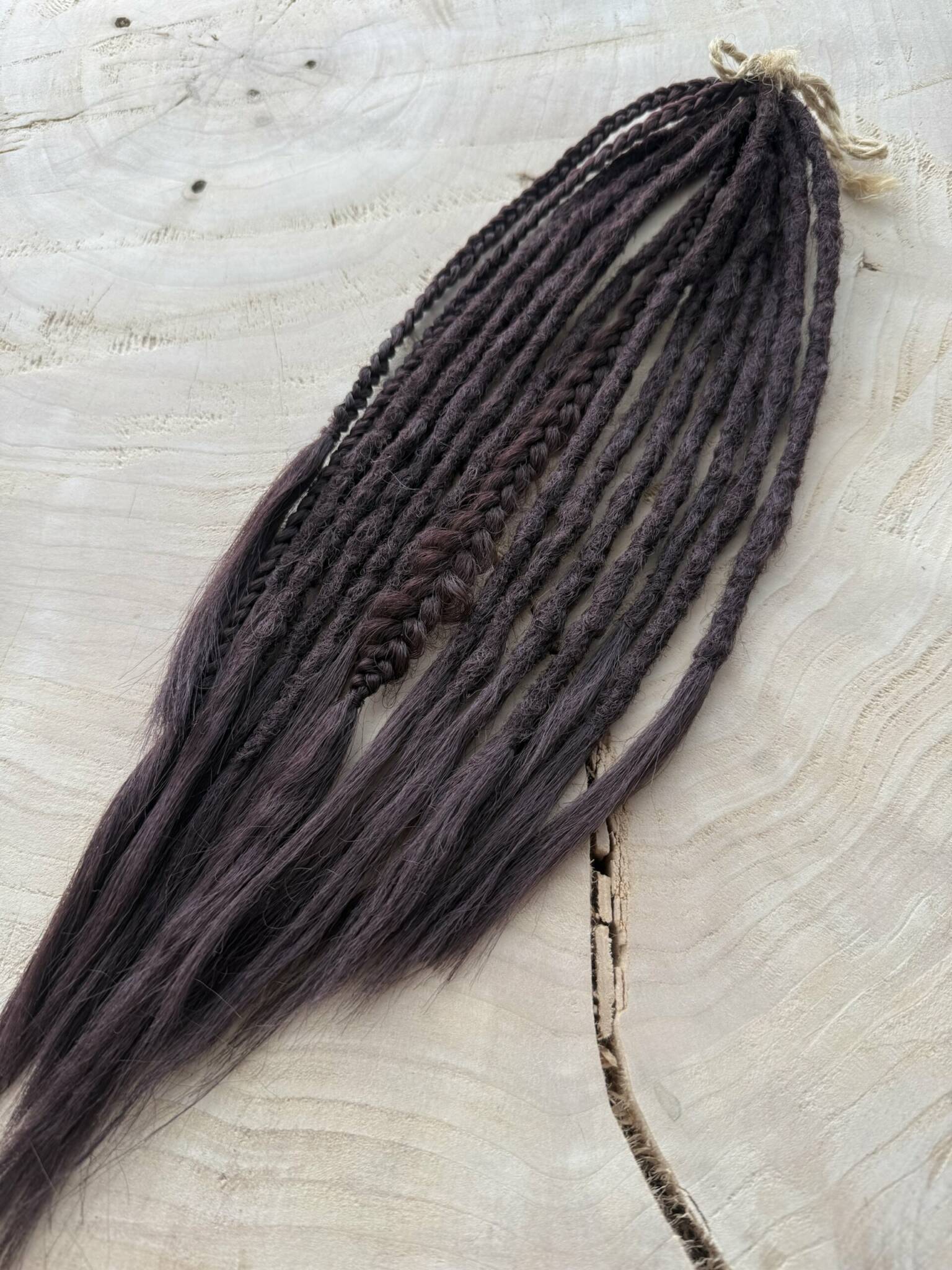 Dredloki CHERRY COLA, brązowy zestaw MINI pod włosy na jasnym drewnie
