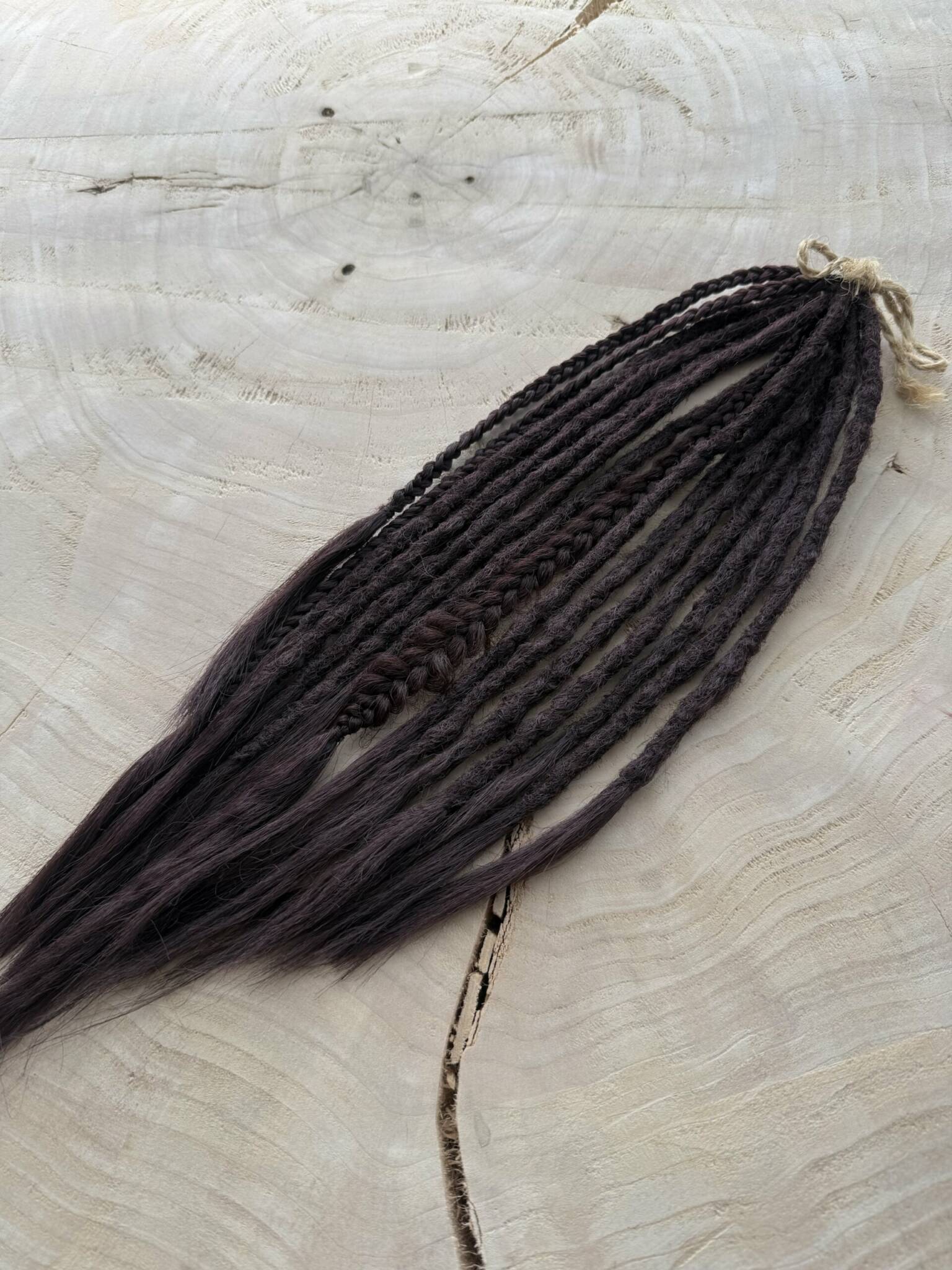Dredloki CHERRY COLA, brązowy zestaw MINI pod włosy na jasnym drewnie