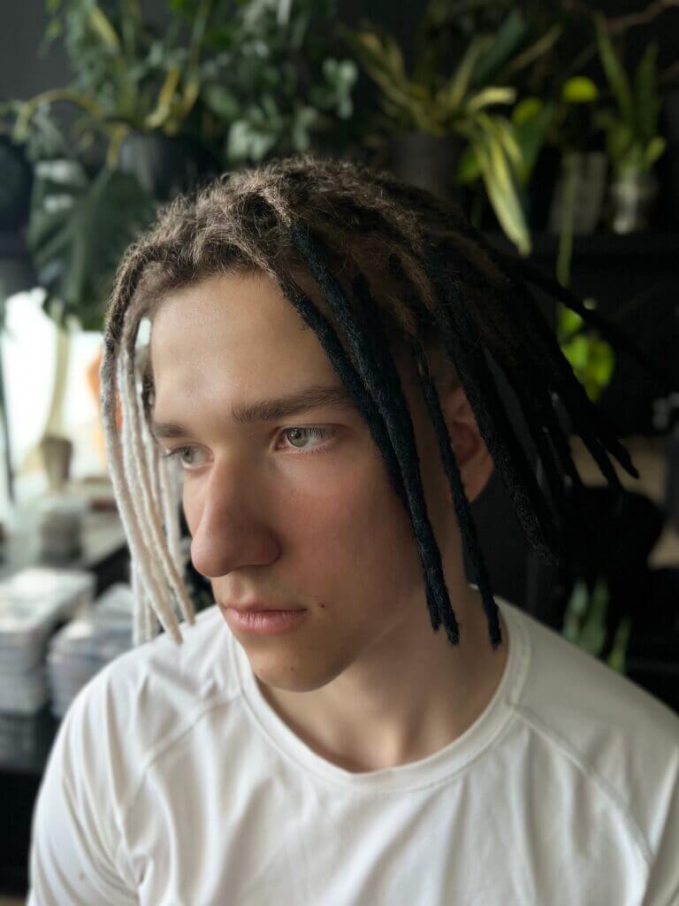 Klient z naturalnymi dredami, profil