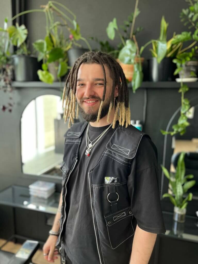 krotkie raperskie dredy z przedluzeniem