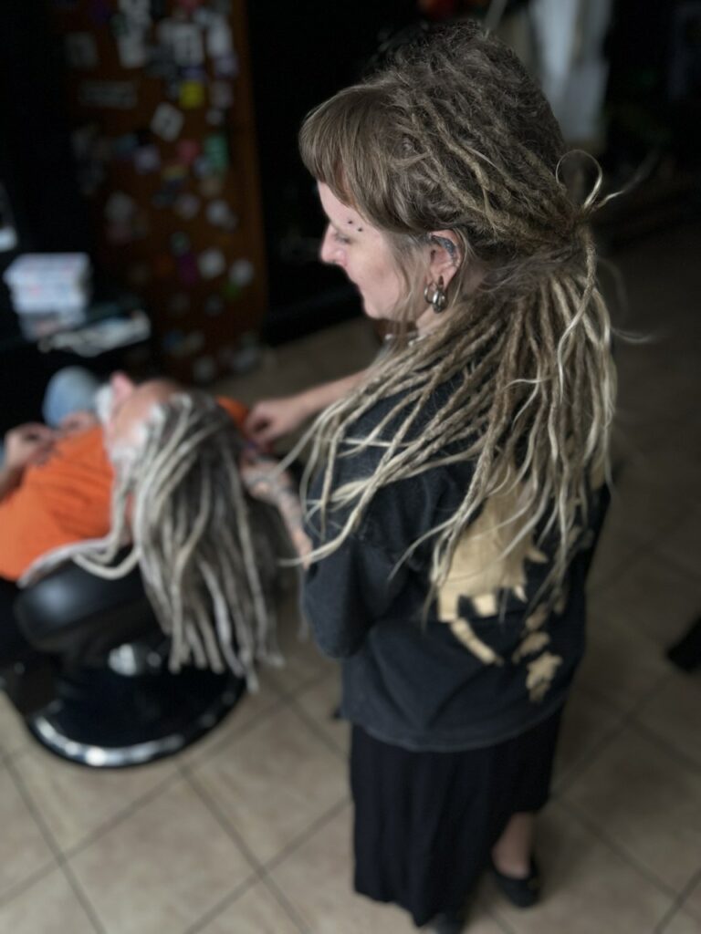 Profesjonalna dokrętka siwych dredów w Warszawie