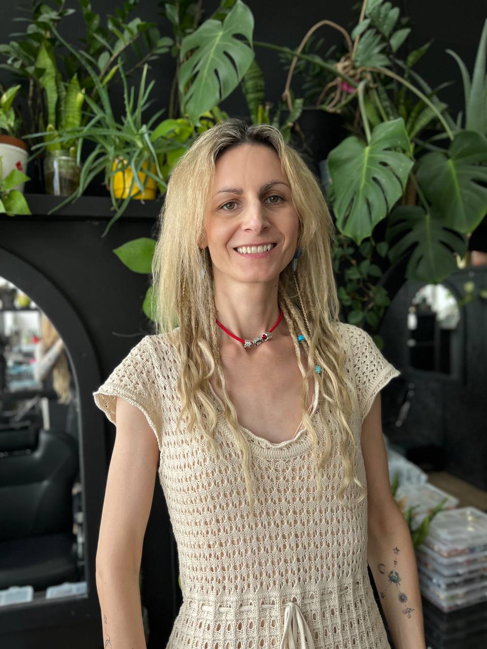 Uśmiechnięta klientka z blond dredlokami boho w salonie FREAK SALON