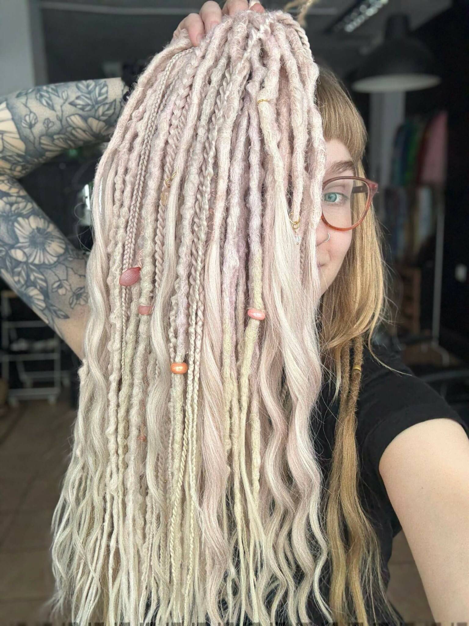 Stylistka prezentuje dredloki PASTEL BLOND