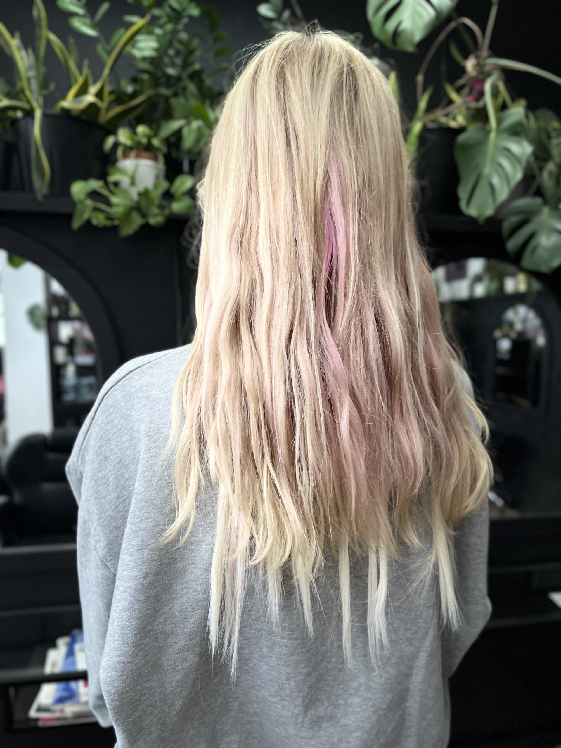 Blond włosy z ukrytymi różowymi dredlokami boho
