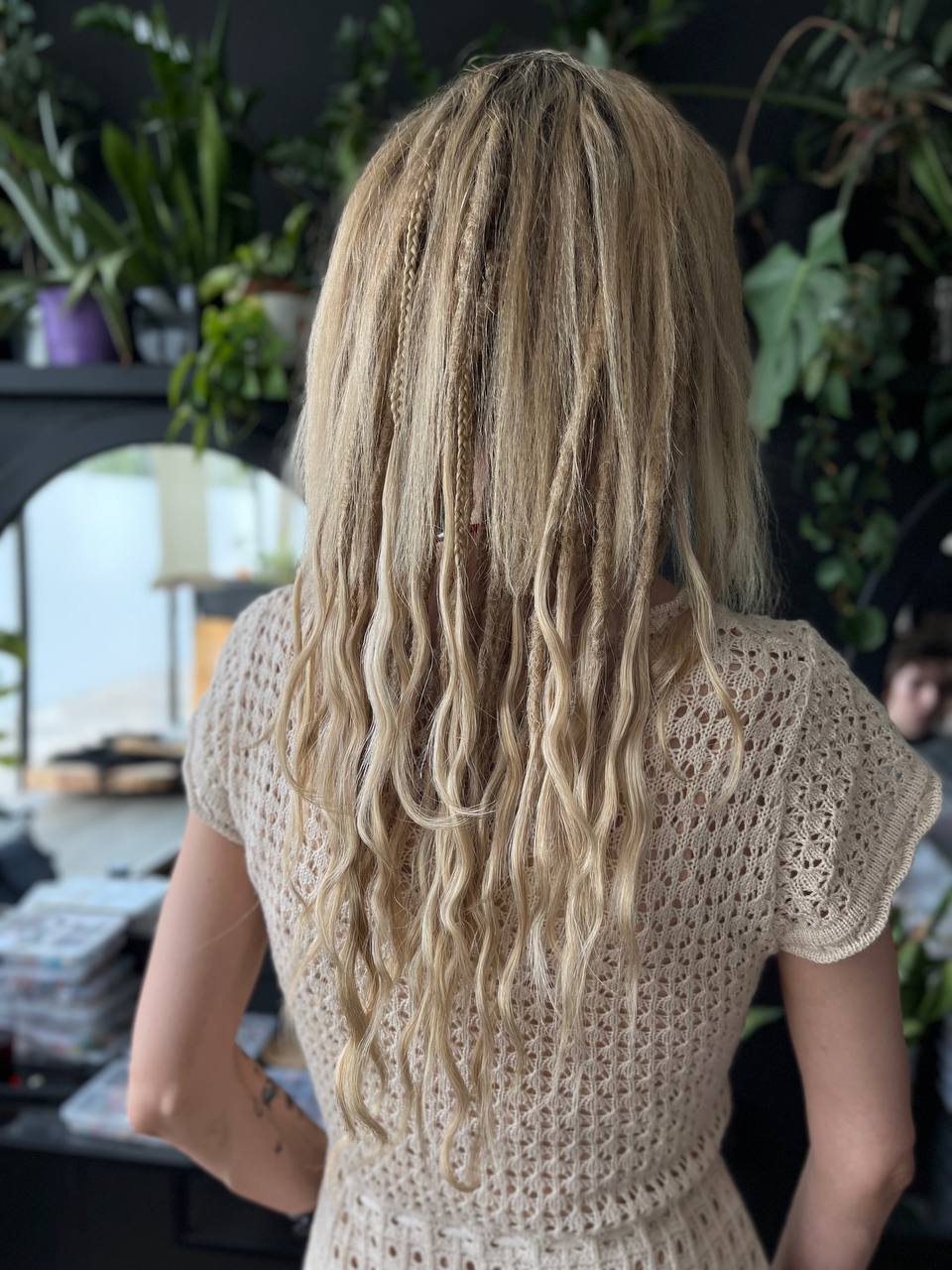 Długie blond włosy z ukrytymi dredlokami boho, widok z tyłu