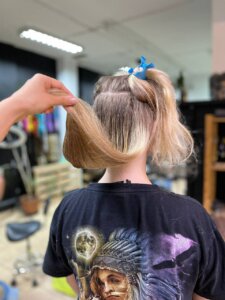 Rozczesywanie długich jasnych włosów w salonie