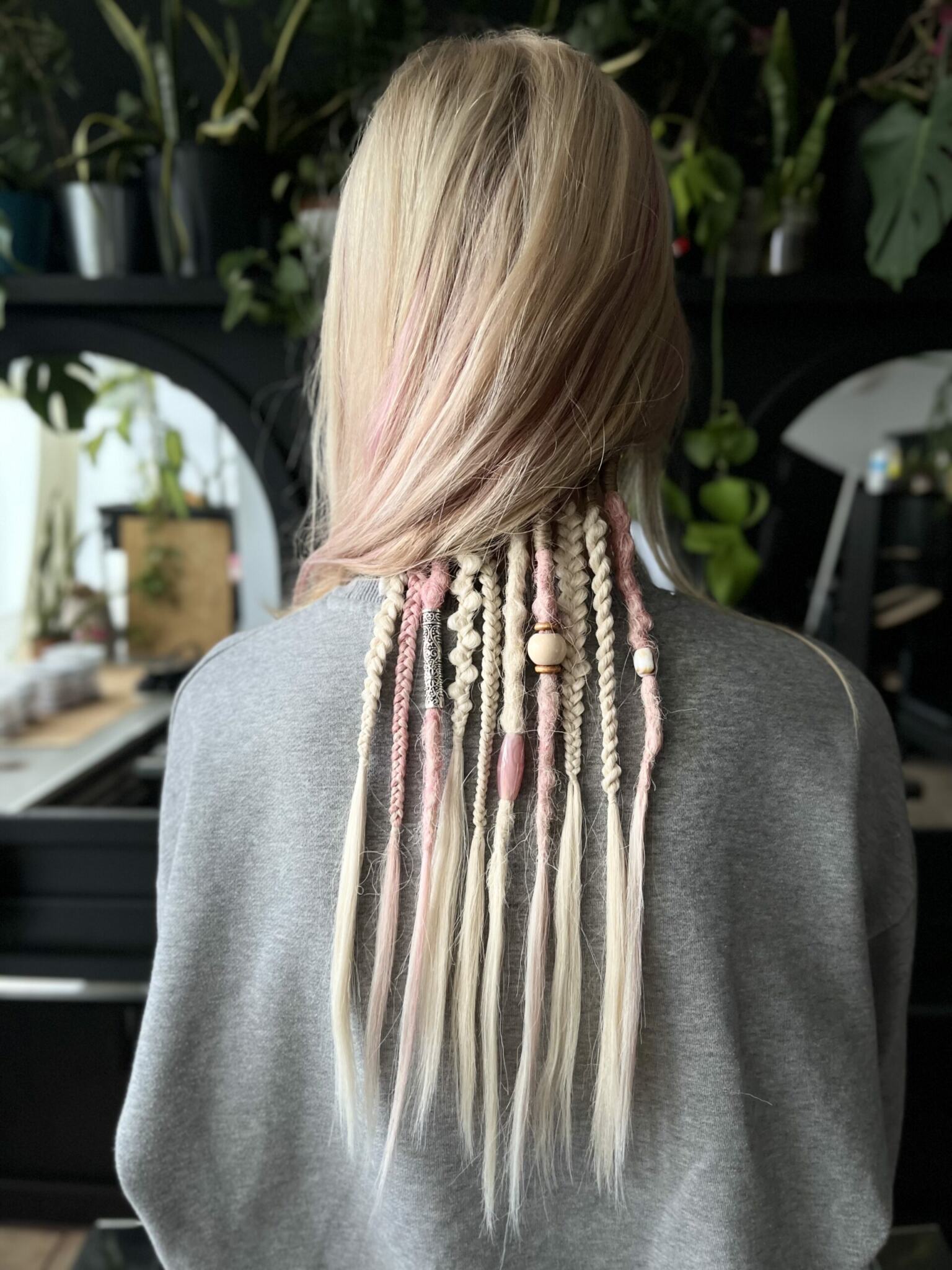 Blond włosy z różowymi i białymi dredlokami boho wplecionymi pod spód