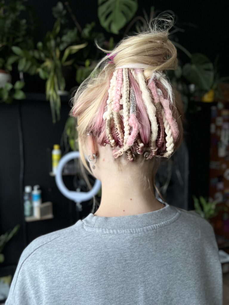 Dredloki pod włosy: BOHO, blond i kolor bez farbowania, fryzury na festiwal
