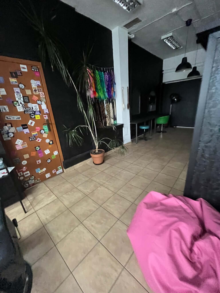 Kącik relaksu w FREAK SALON z tablicą korkową i pufą