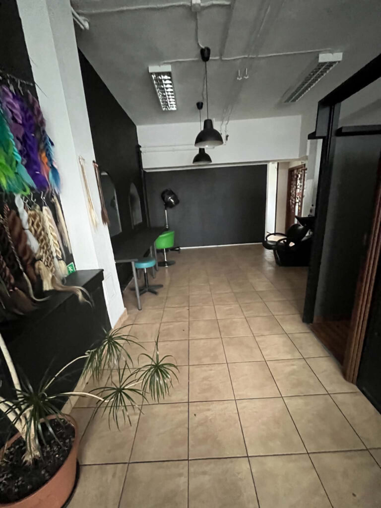 Korytarz w FREAK SALON prowadzący do sali
