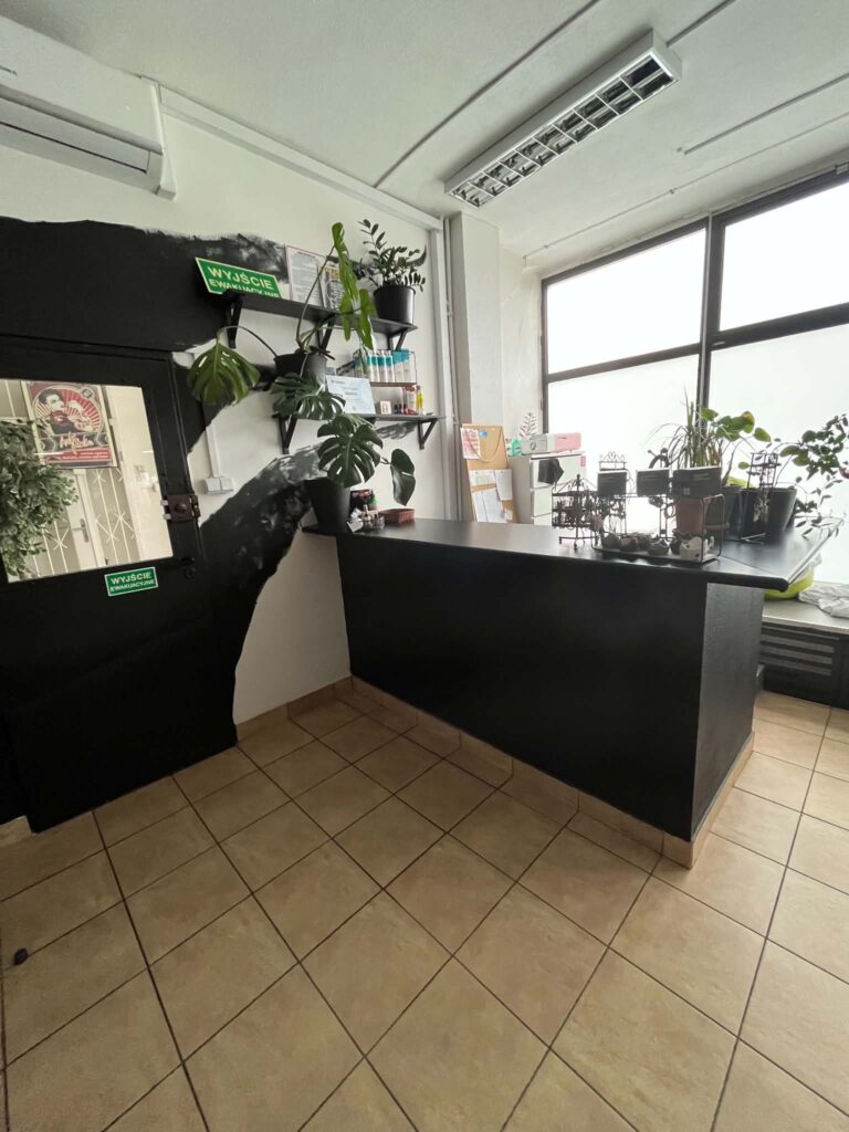 Recepcja FREAK SALON widziana od strony sali