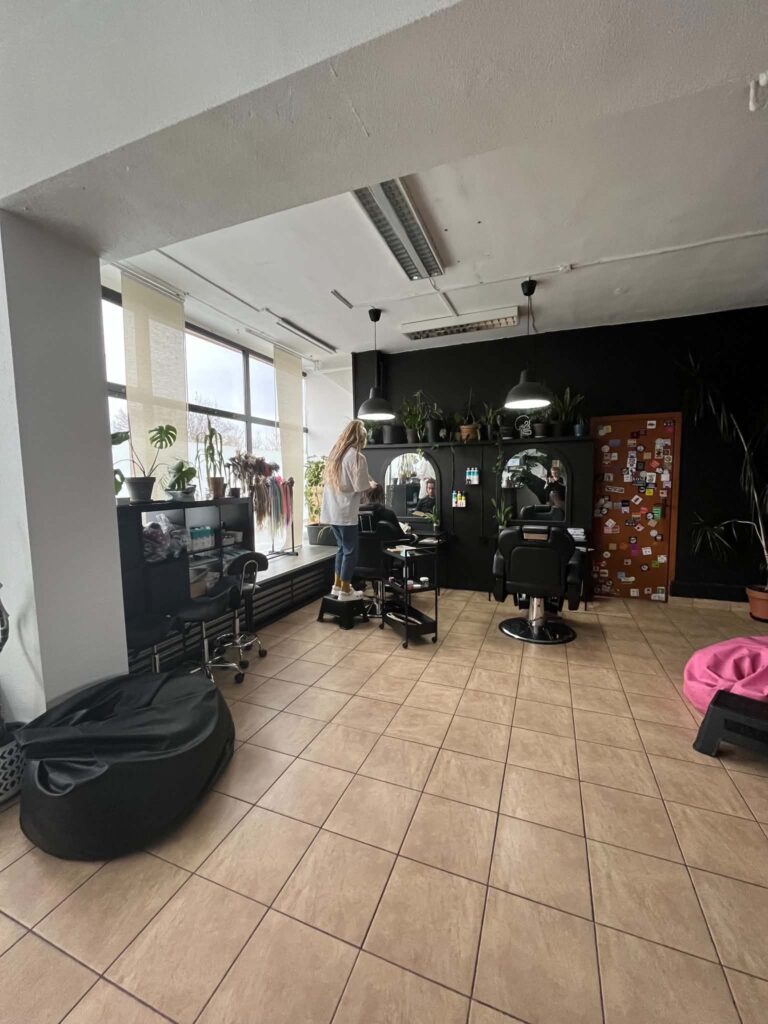 Wnętrze FREAK SALON ze stanowiskami fryzjerskimi
