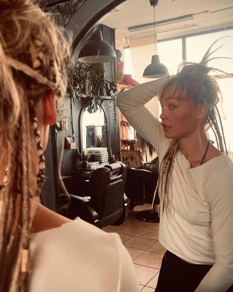 Klientka Freak Salon w dredach