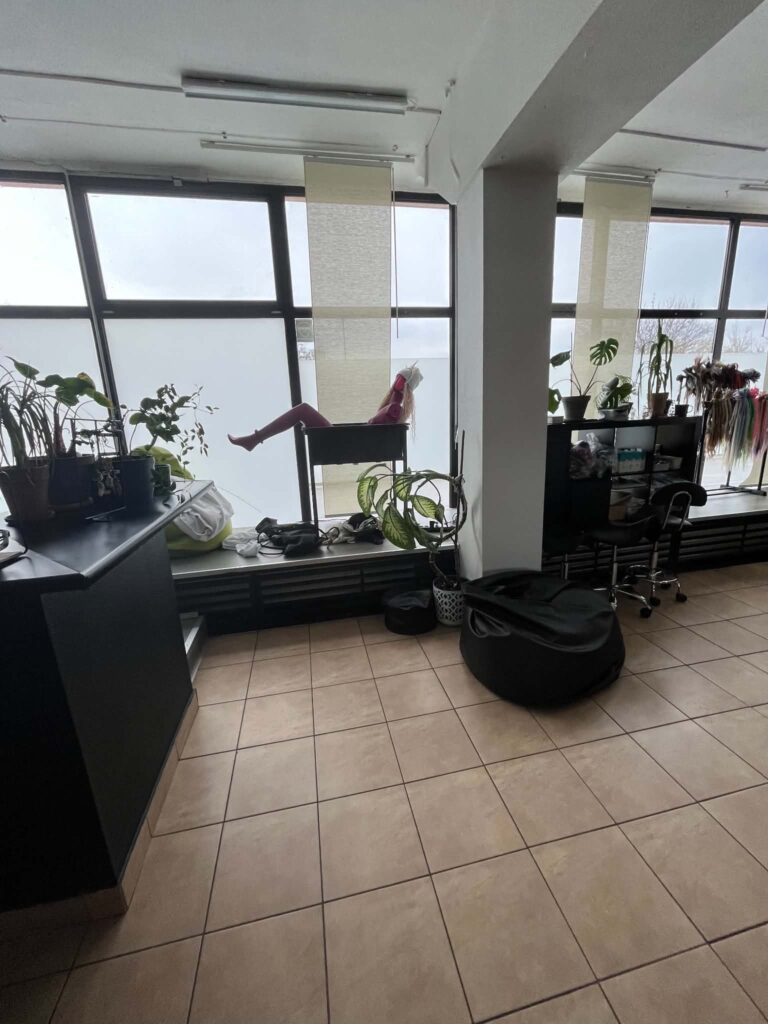 Stanowiska FREAK SALON przy panoramicznych oknach
