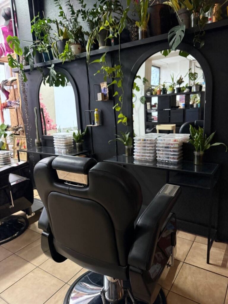 Stanowisko fryzjerskie FREAK SALON z lustrami i roślinami