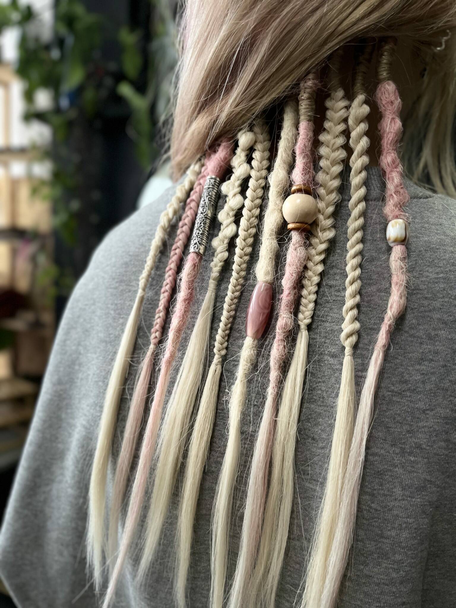 Różowe i blond dredloki boho z koralikami pod włosami