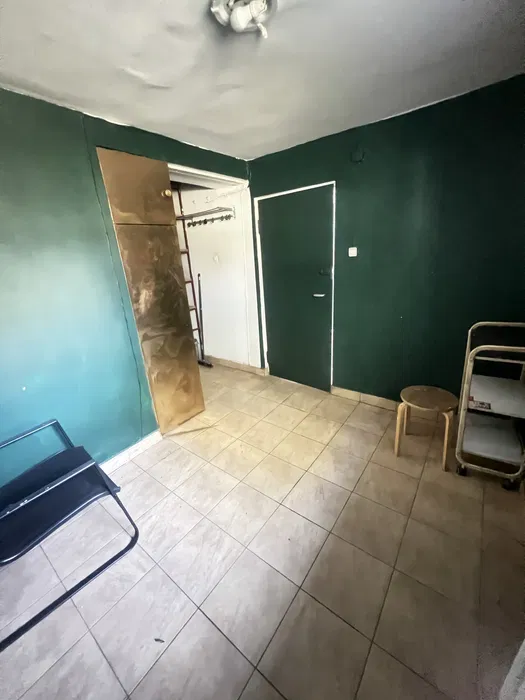 Zielony pokój do podnajęcia z otwartymi drzwiami