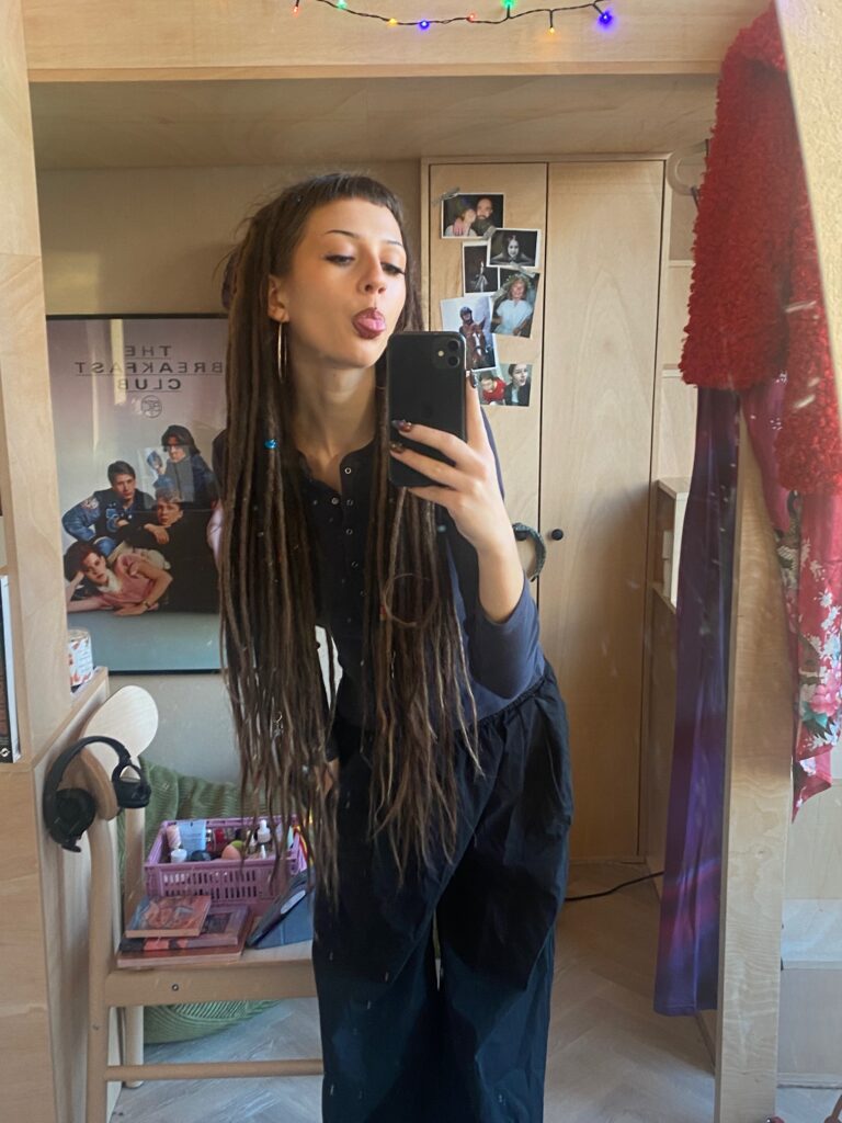 Zadowolona klientka z naturalnymi dredami wykonanymi w FREAK SALON