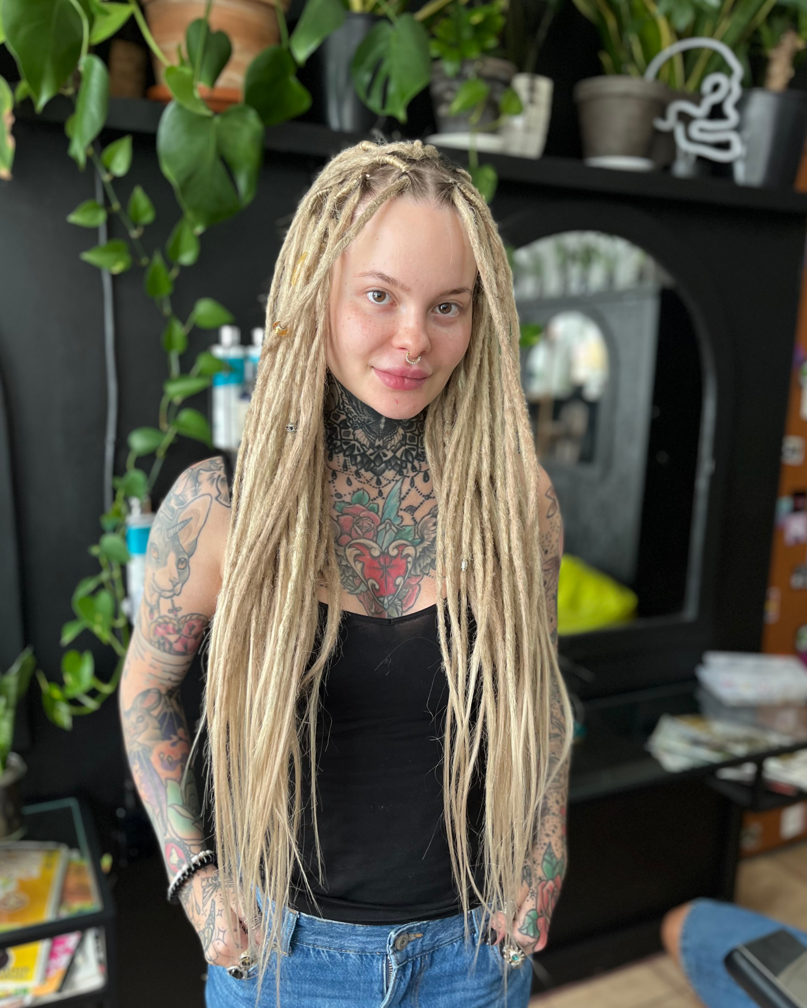 Klientka z długimi jasnymi dredami w FREAK SALON