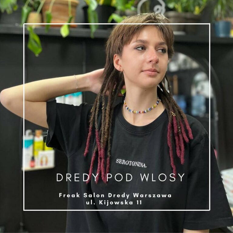 Dziewczyna z brązowymi włosami i czerwono-czarnymi dredami pod włosami