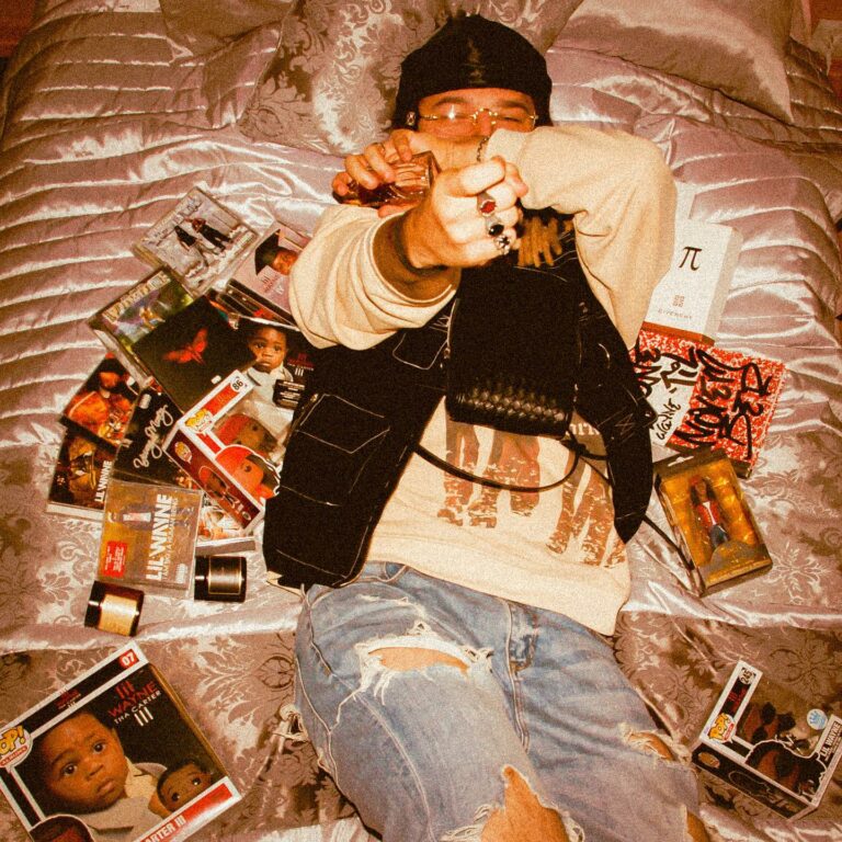 Mężczyzna z dredami raperskimi w stylu streetwear, w czapce i okularach