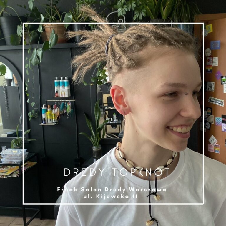 Uśmiechnięty chłopak z krótkimi dredami topknot i podgolonymi bokami, realizacja @dredywarszawa
