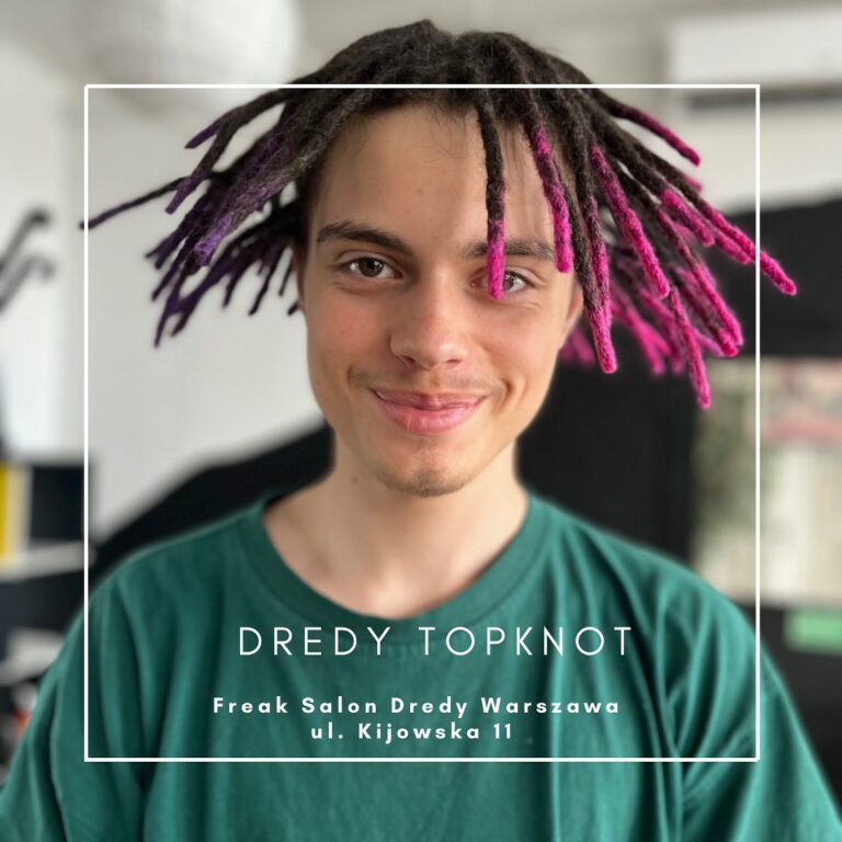 Uśmiechnięty chłopak z krótkimi dredami topknot z różowymi końcówkami