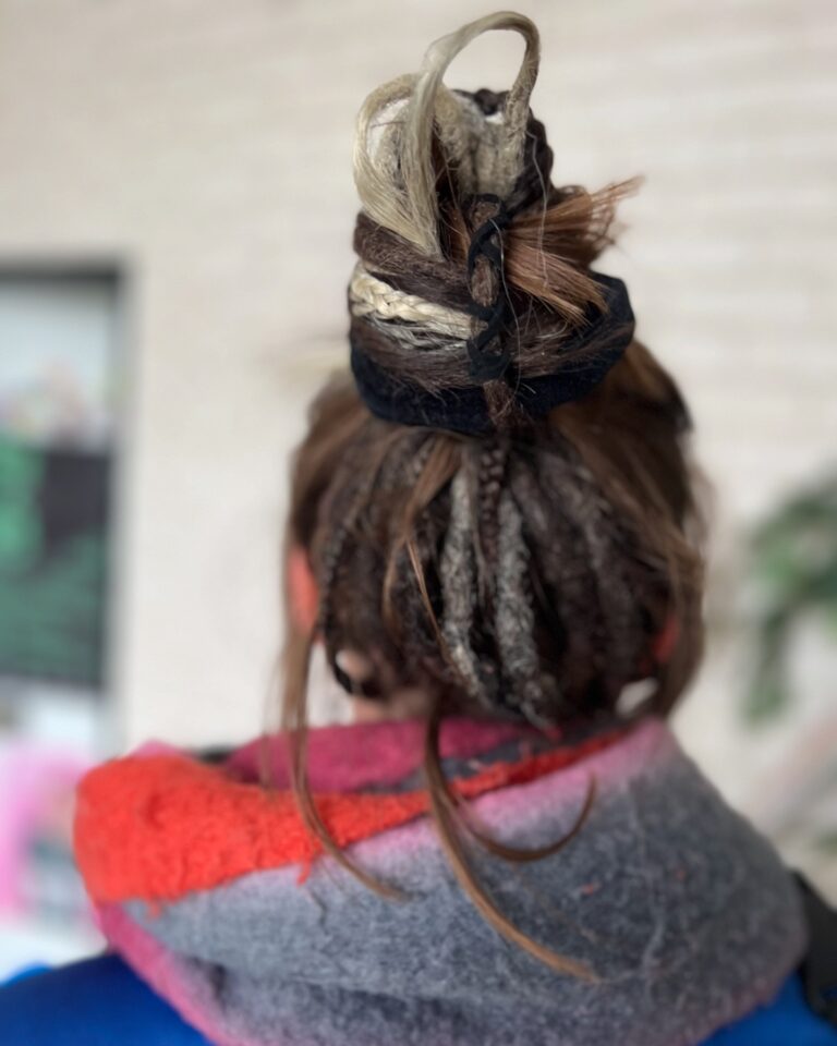 Dredy upięte w messy bun na czubku głowy, widok z tyłu, realizacja @dredywarszawa