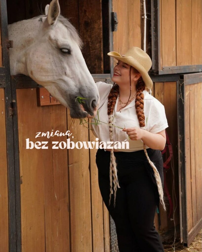 Ruda dziewczyna w kapeluszu z warkoczami clip in, realizacja FREAK SALON